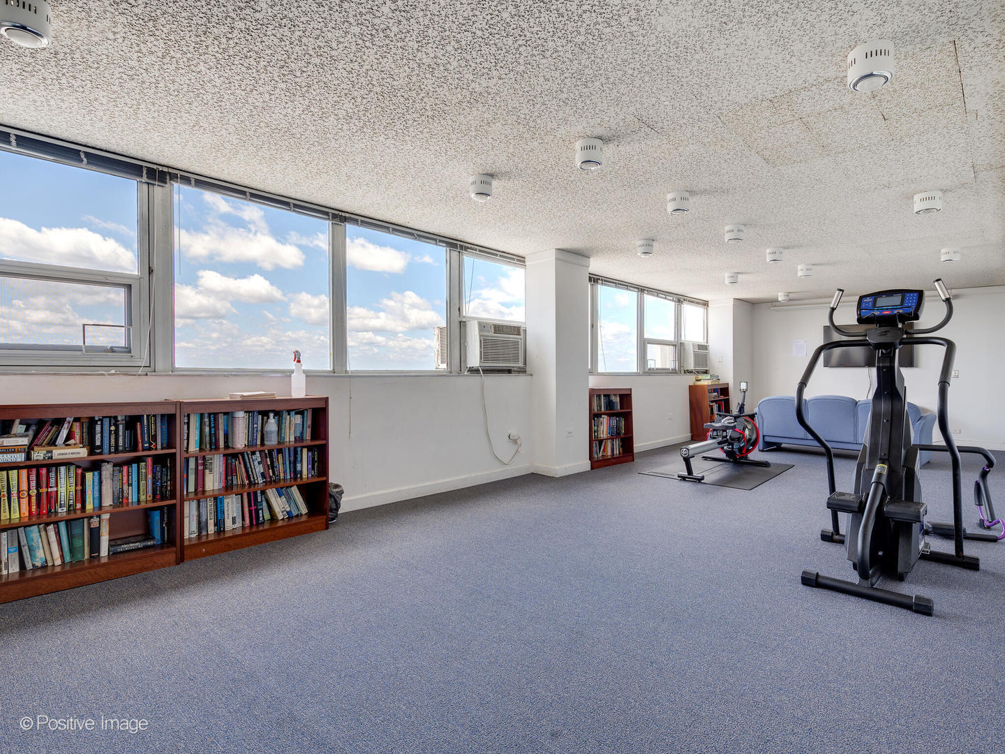 5733 North Sheridan Road, Unit 22C Chicago, IL 60660 - Photo 27 of 29 a view of an empty room with furniture and windows