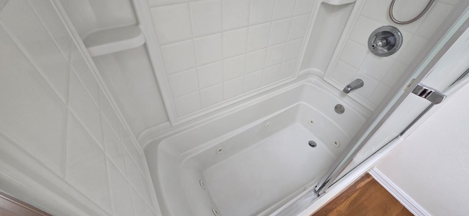 189 Full Circle Davis, CA 95618 - Photo 14 of 29 a bathroom with a bathtub