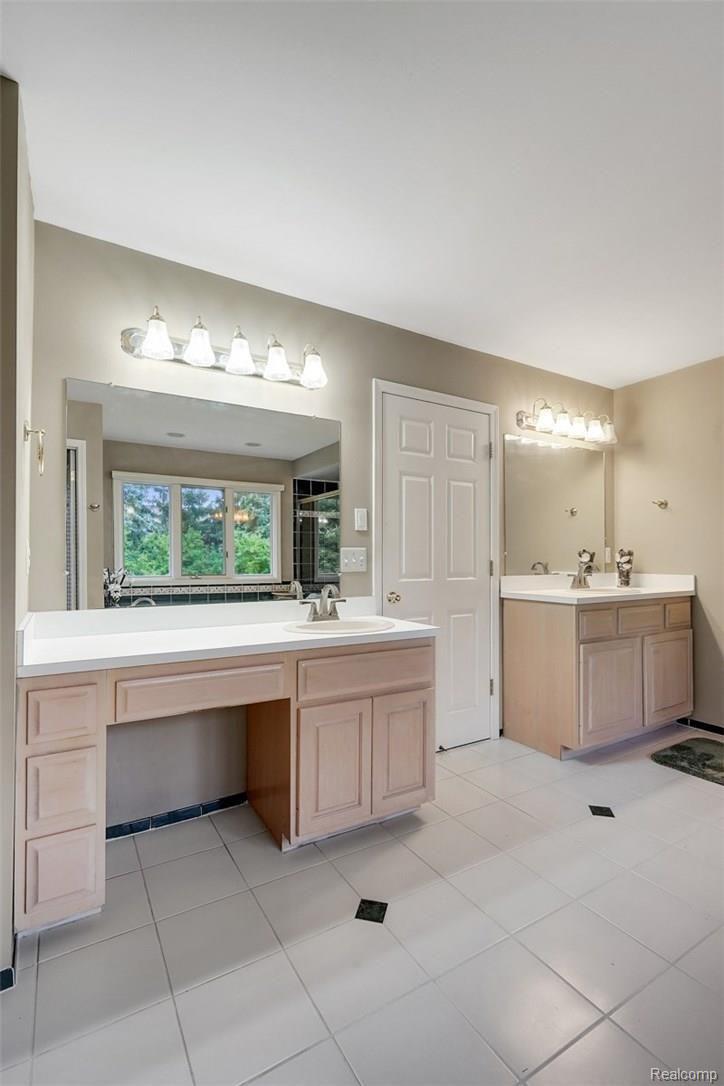 1265 Creek Pointe Drive Rochester, MI 48307 - Photo 23 of 41 His and hers master bathroom vanities.