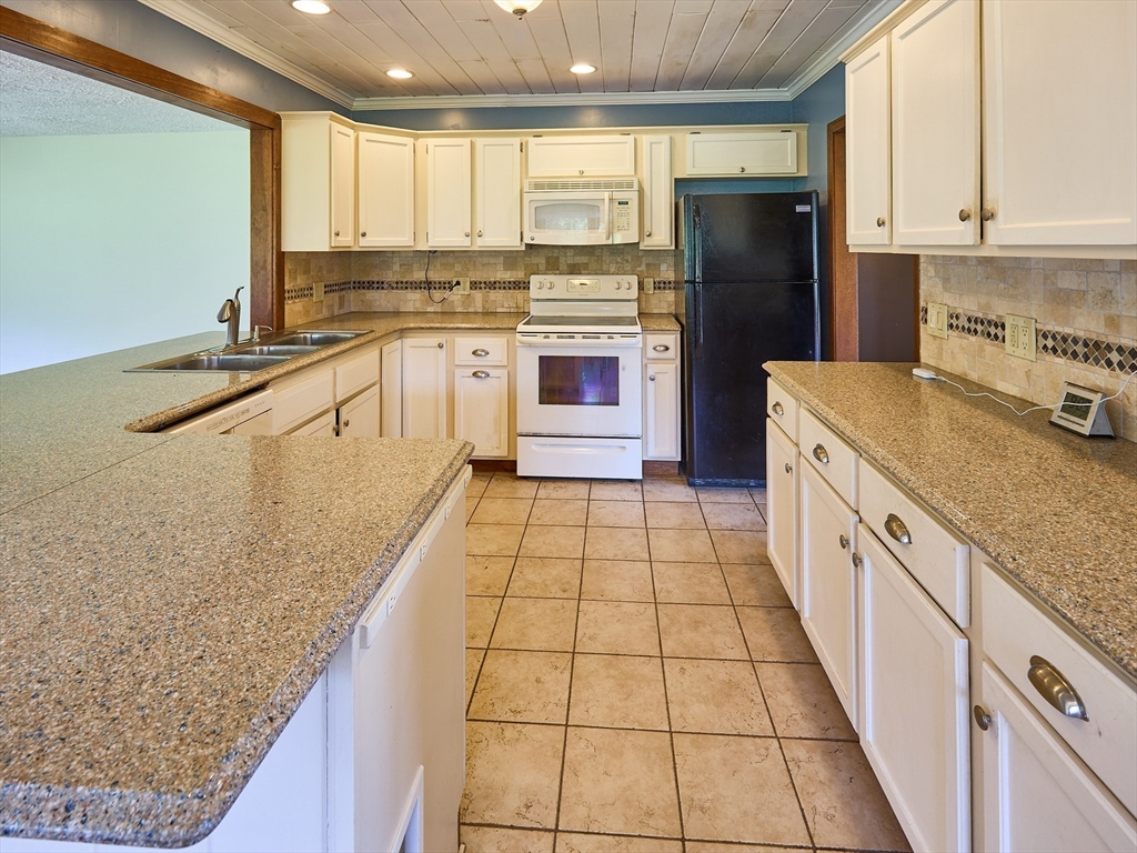 554 Sharps Road Swansea, MA 02777 - Photo 7 of 34