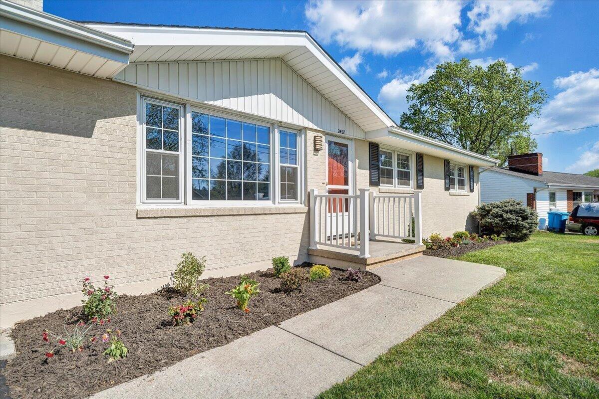 2407 Laura Road Northwest Roanoke, VA 24017 - Photo 2 of 51 02-MIB00049