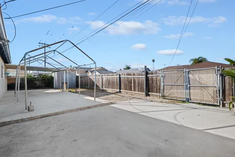 a view of a backyard