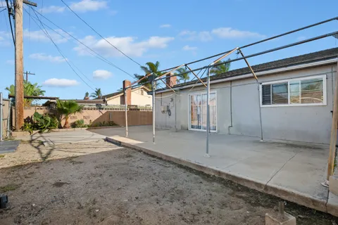 a view of a backyard