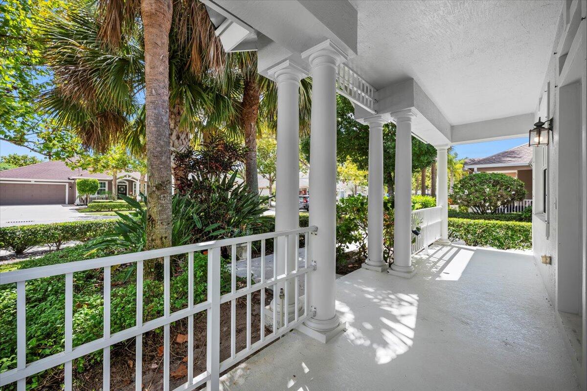 244 Clocktower Drive Jupiter, FL 33458 - Photo 4 of 30 04-LUX_9925