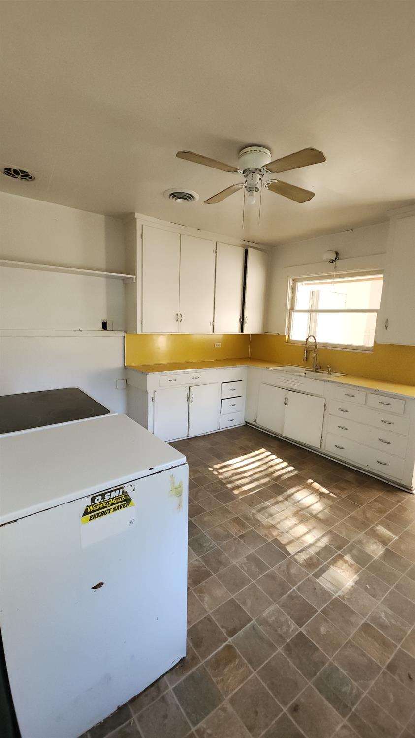 406 2nd Street Arbuckle, CA 95912 - Photo 12 of 31 a view of an empty kitchen and window