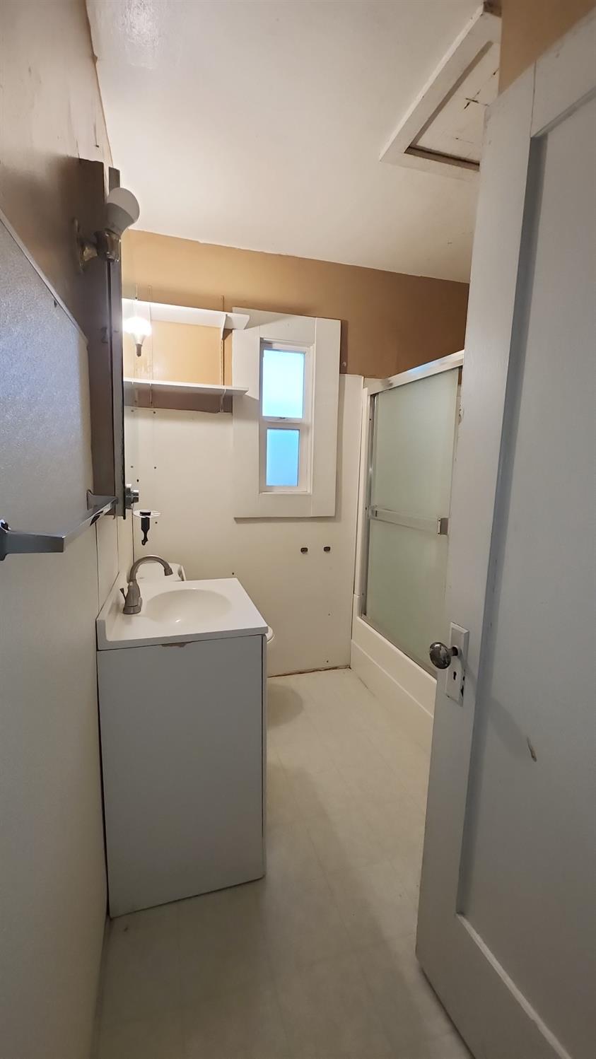 406 2nd Street Arbuckle, CA 95912 - Photo 13 of 31 a utility room with dryer and washer