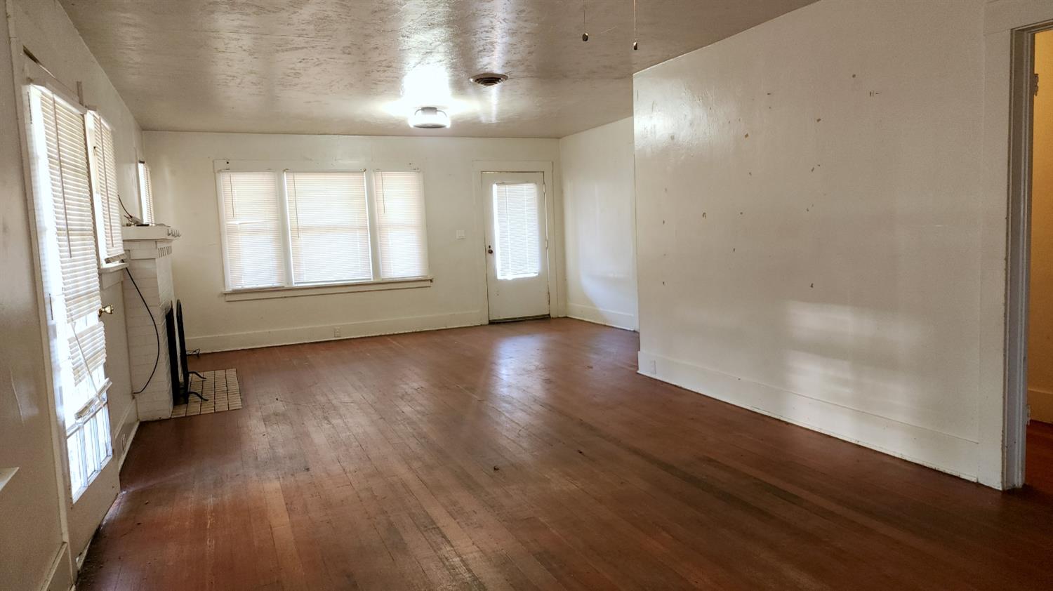 406 2nd Street Arbuckle, CA 95912 - Photo 17 of 31 an empty room with wooden floor and windows