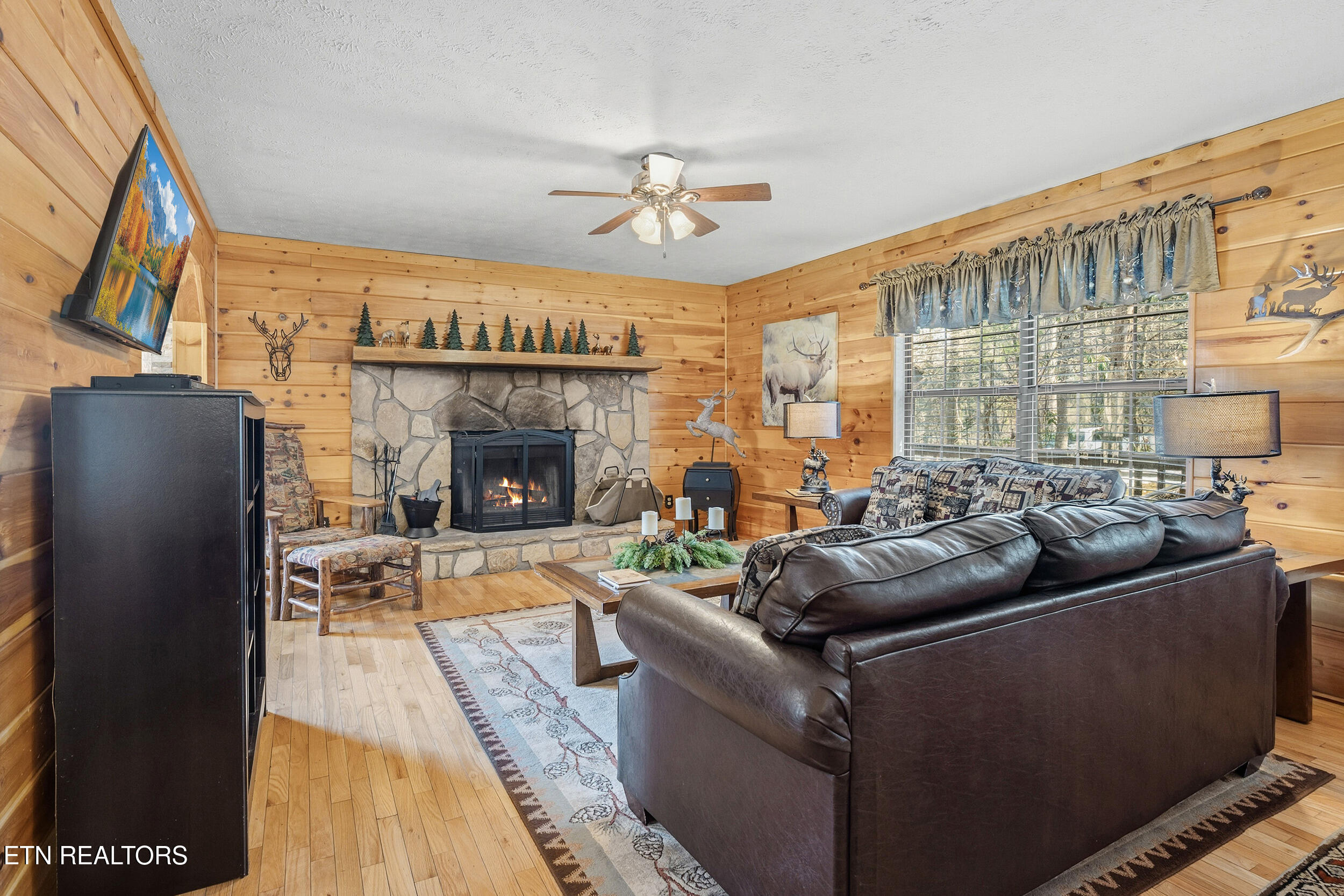 1944 Anderson Way Sevierville, TN 37876 - Photo 3 of 24 Living room