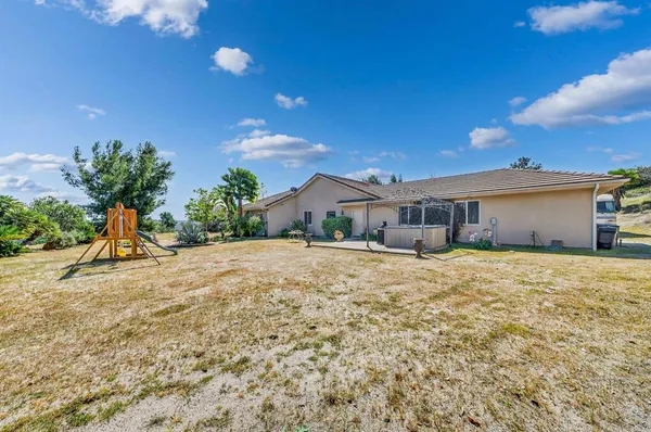 $1,175,000 | 40487 Rock Mountain Drive, Fallbrook, CA 92028