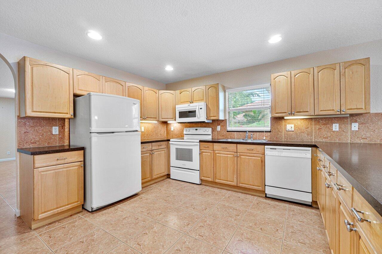5592 1st Road Lake Worth, FL 33467 - Photo 9 of 22 009-55921stRoad-LakeWorth-FL-33467-SMALL