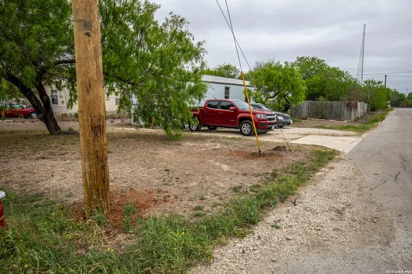 $72,500 | 515 Elm Street, Jourdanton, TX 78026