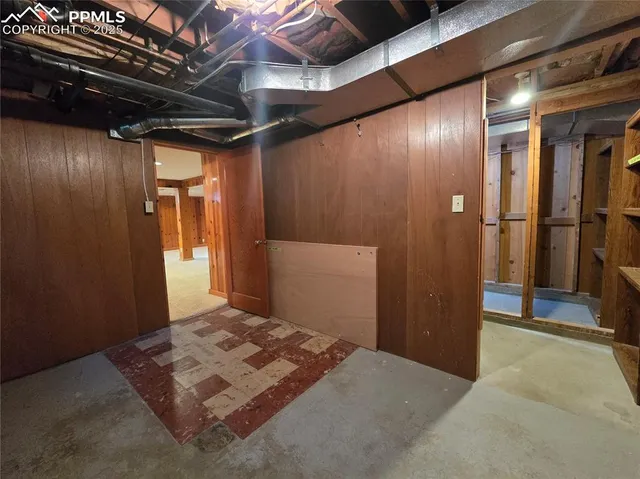 a view of a yard with a house