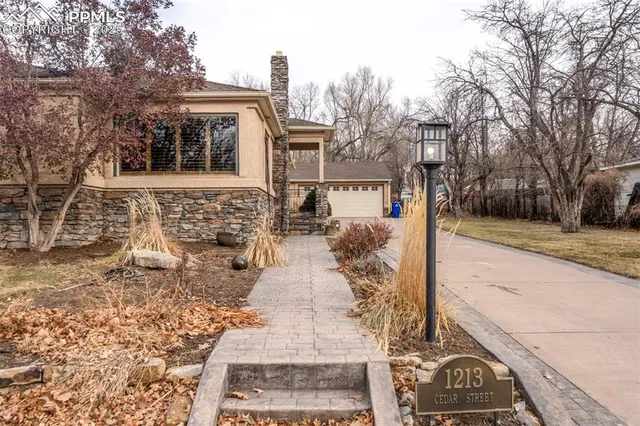 a view of yard with trees