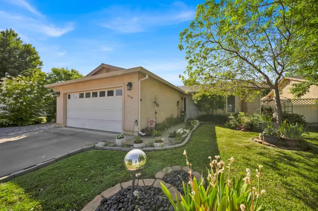 a view of a house with backyard