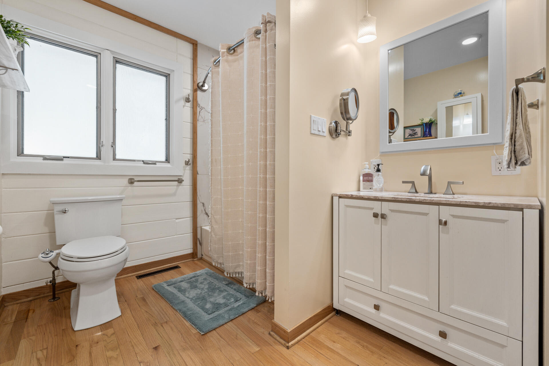 7124 Pioneer Road Cedarburg, WI 53012 - Photo 15 of 32 Full Bathroom