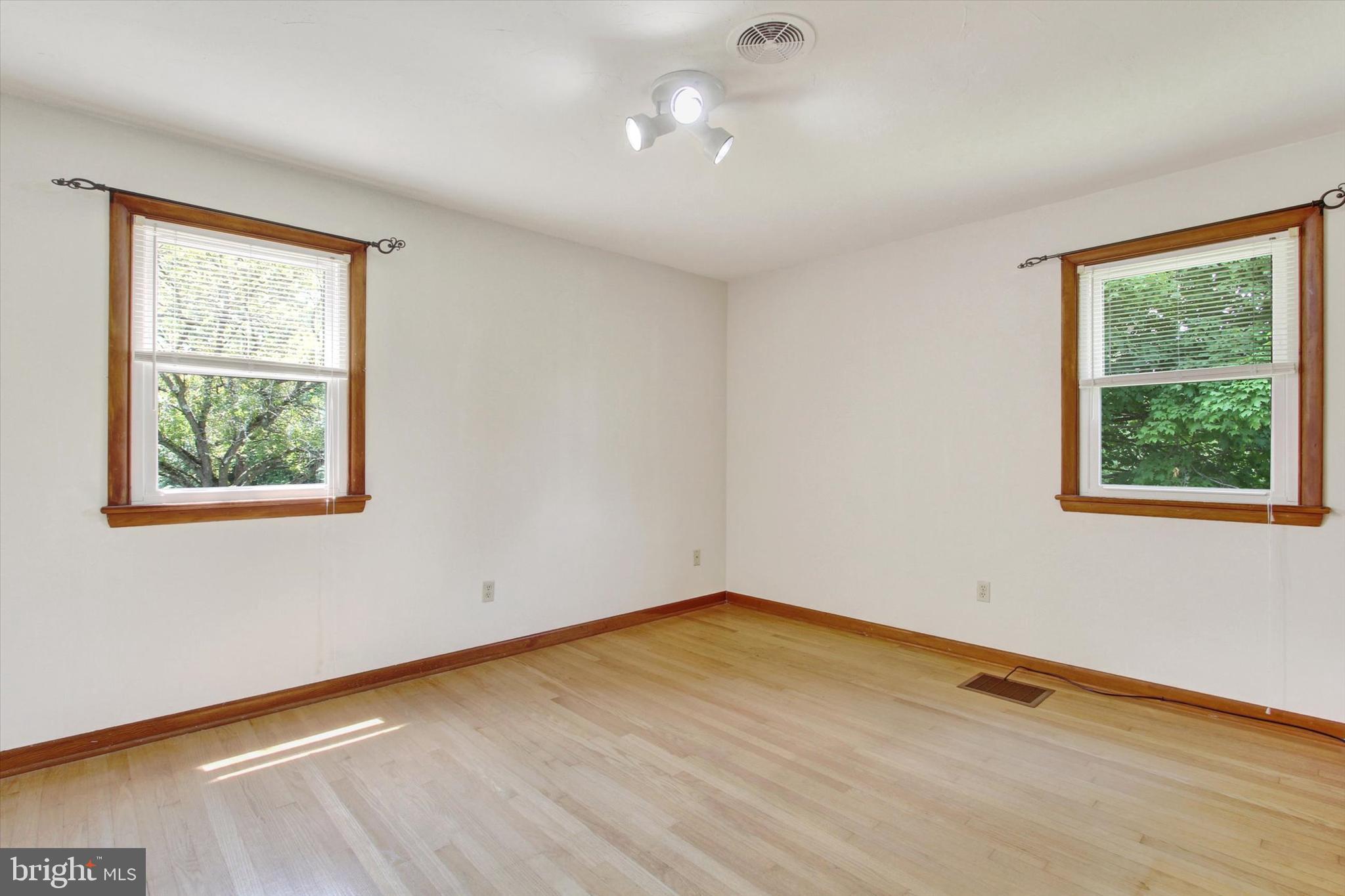 3231 Taneytown Road Gettysburg, PA 17325 - Photo 18 of 36 an empty room with a window