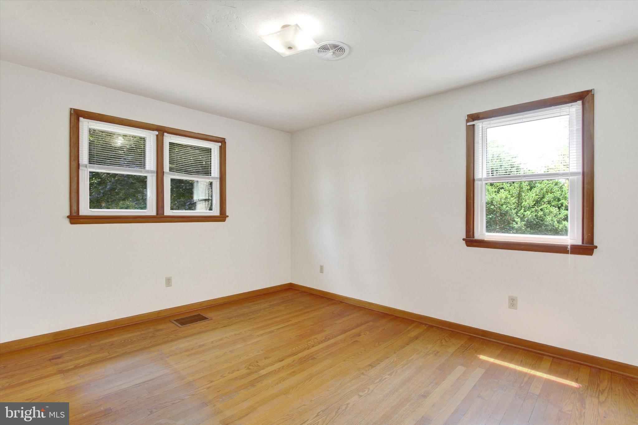 3231 Taneytown Road Gettysburg, PA 17325 - Photo 19 of 36 an empty room with a window