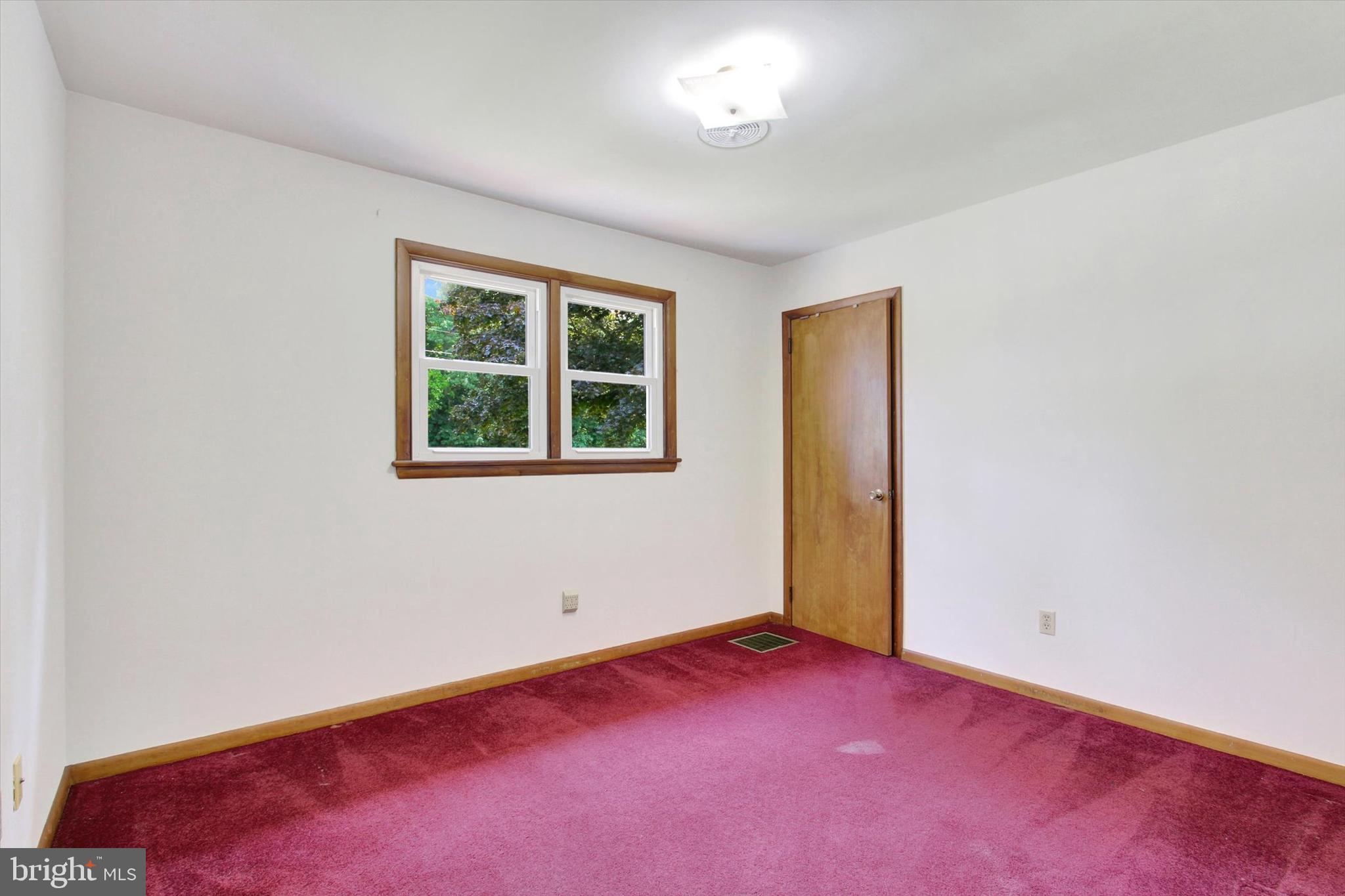 3231 Taneytown Road Gettysburg, PA 17325 - Photo 20 of 36 an empty room with a window