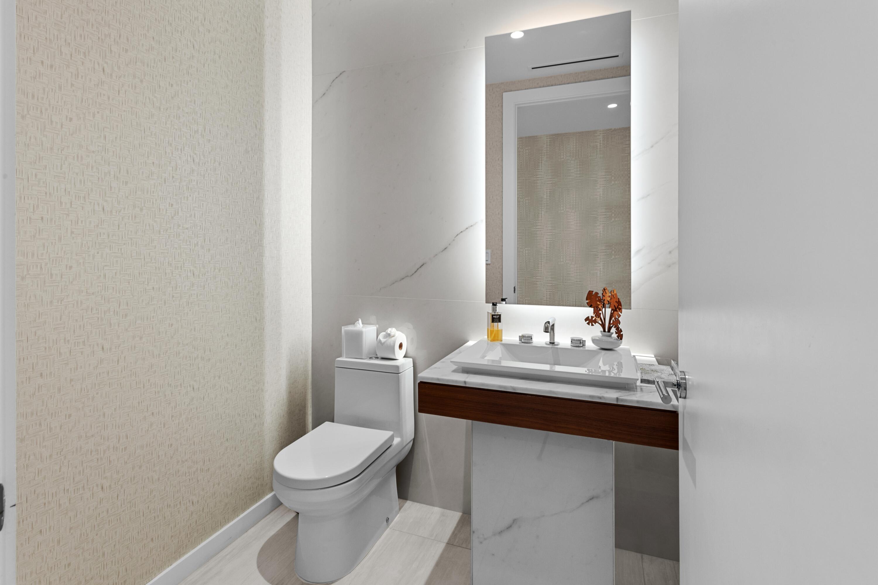 200 Southeast Mizner Boulevard, Unit 518 Boca Raton, FL 33432 - Photo 20 of 62 POWDER ROOM