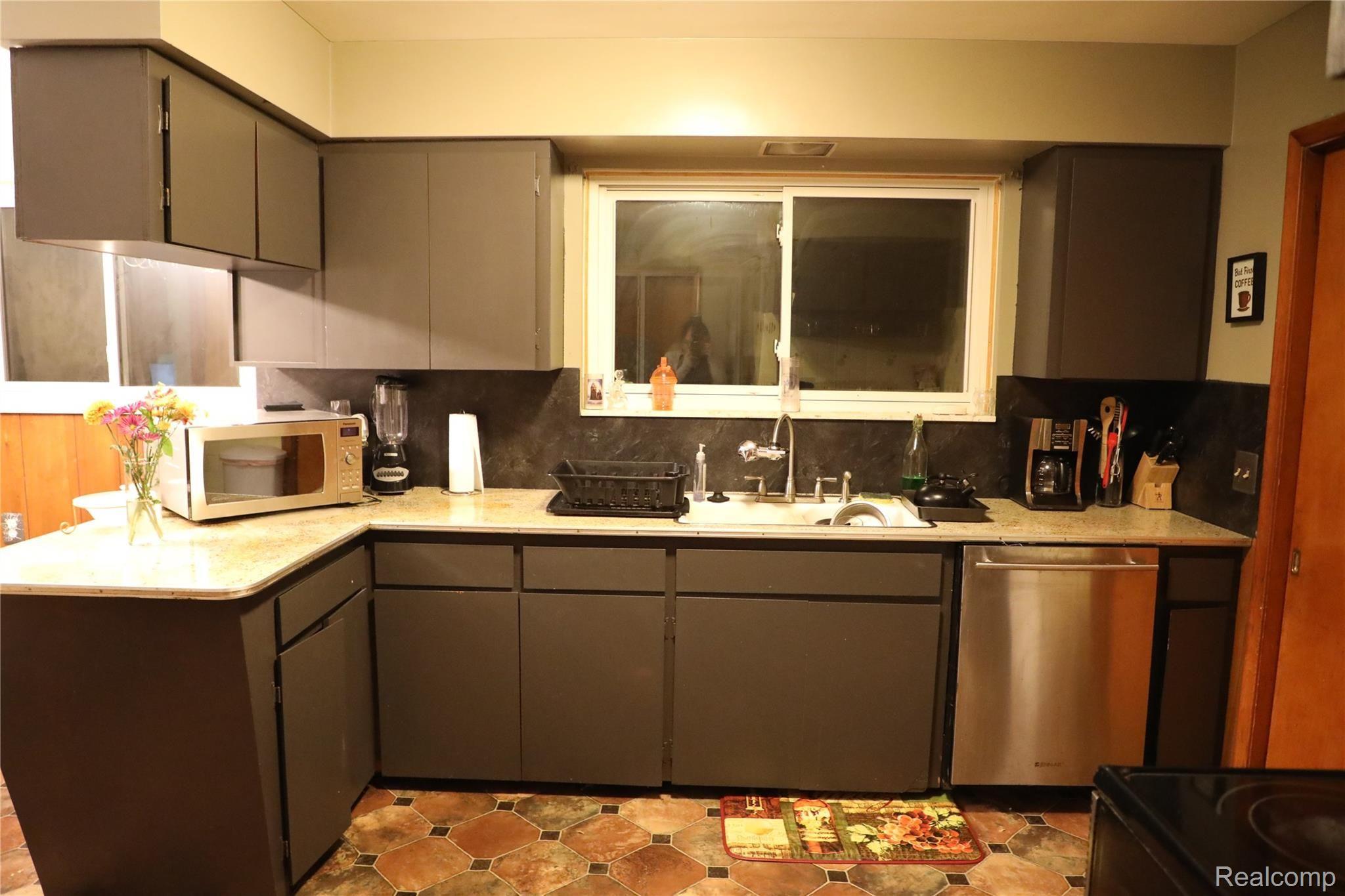 8085 Busch Street Center Line, MI 48015 - Photo 24 of 38 6K1A4025.JPG