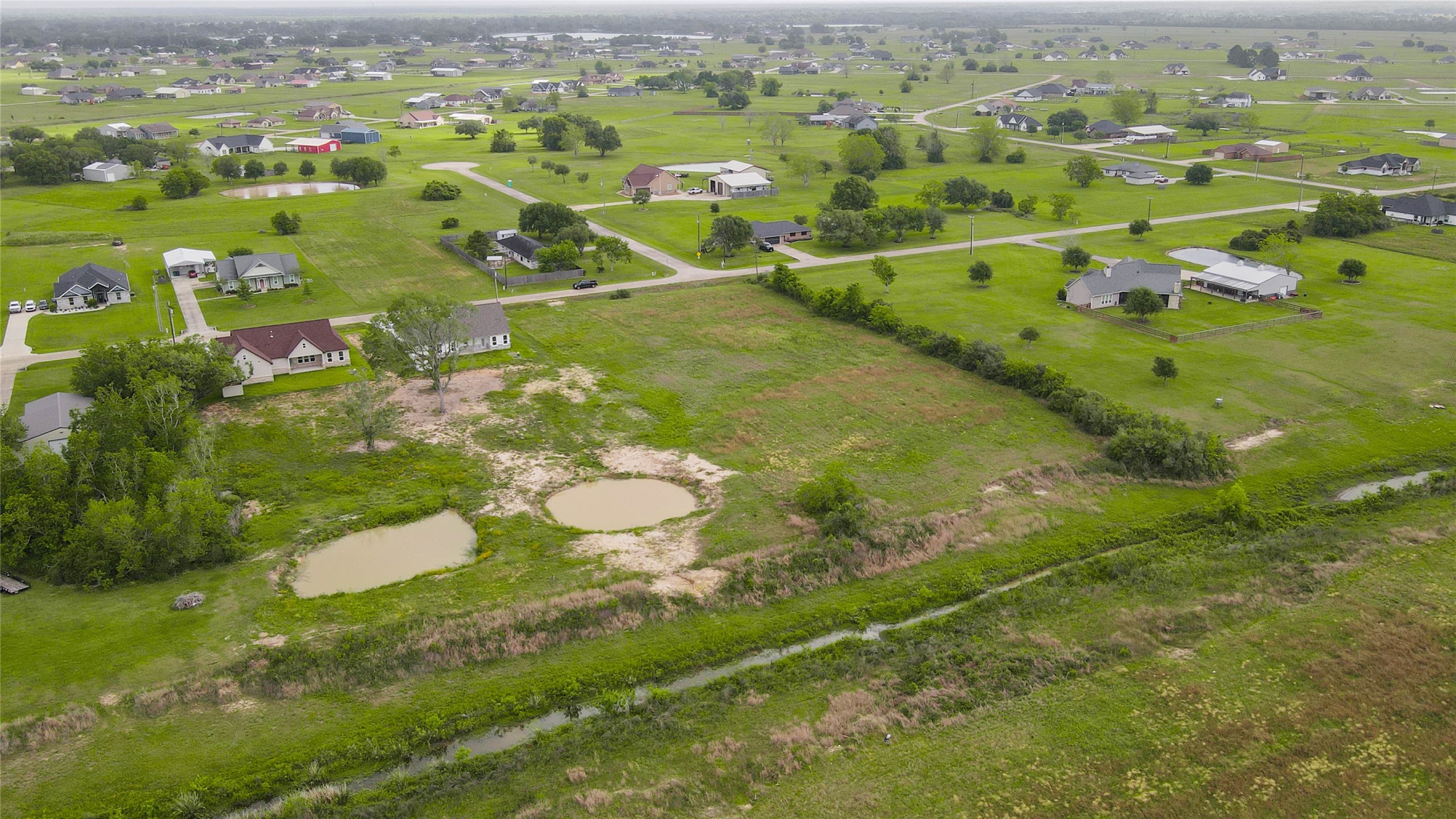 913 Buffalo Trail Angleton, TX 77515 - Photo 6 of 17 a view of a city