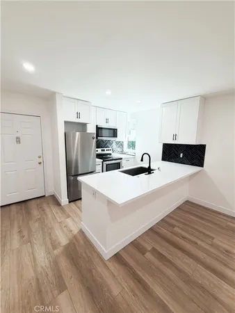 $2,700 | 17000 Burbank Boulevard, Unit 305, Encino, CA 91316