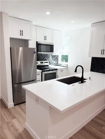 $2,700 | 17000 Burbank Boulevard, Unit 305, Encino, CA 91316