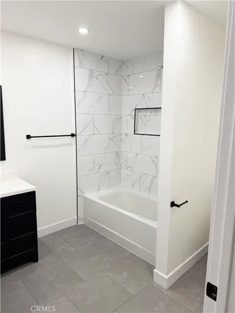 $2,700 | 17000 Burbank Boulevard, Unit 305, Encino, CA 91316