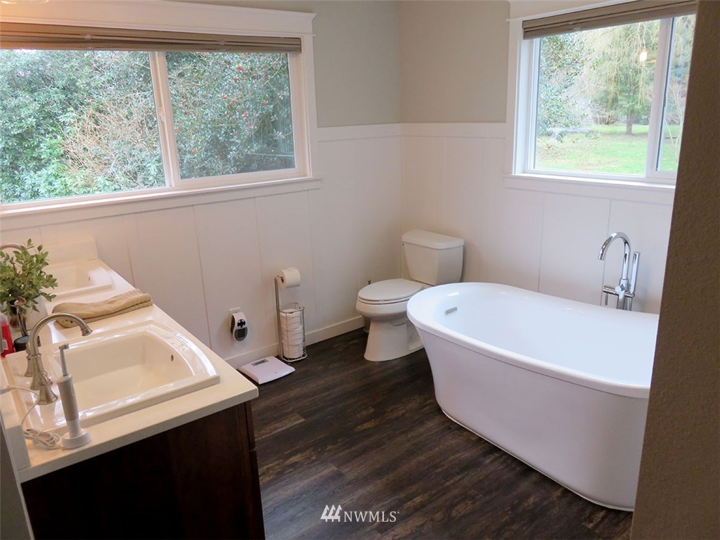 2664 Brown Road Ferndale, WA 98248 - Photo 8 of 16 a bathroom with a sink and a bathtub