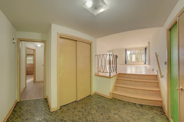 a view of entryway with livingroom