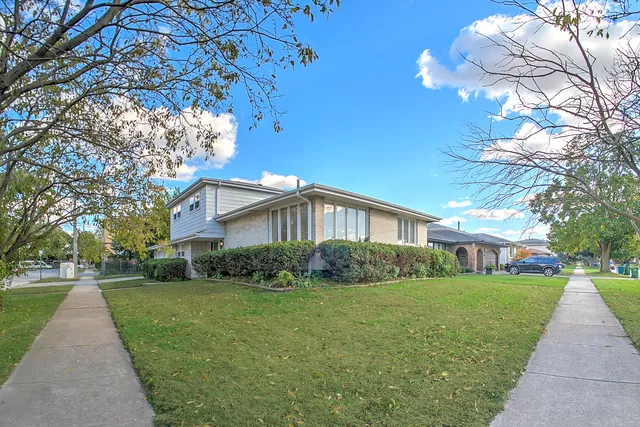 a front view of house with yard