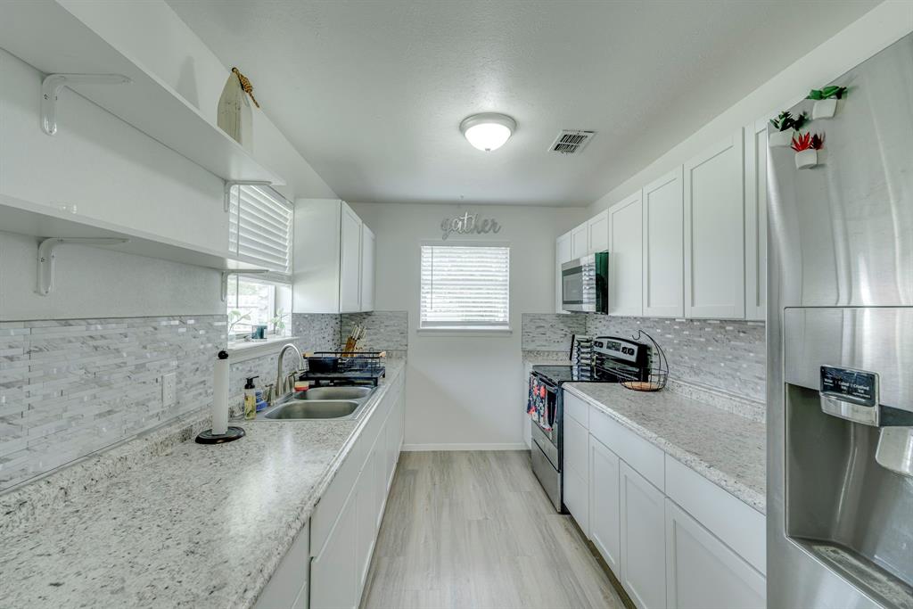 1425 Ridgecrest Drive Midlothian, TX 76065 - Photo 10 of 33 Lots of counter space and storage.