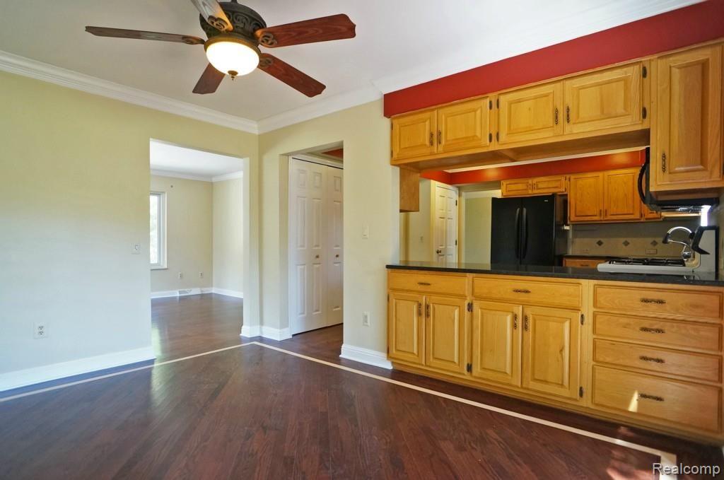 900 East Dawson Road Milford, MI 48381 - Photo 5 of 20 Breakfast Nook Opens to Kitchen