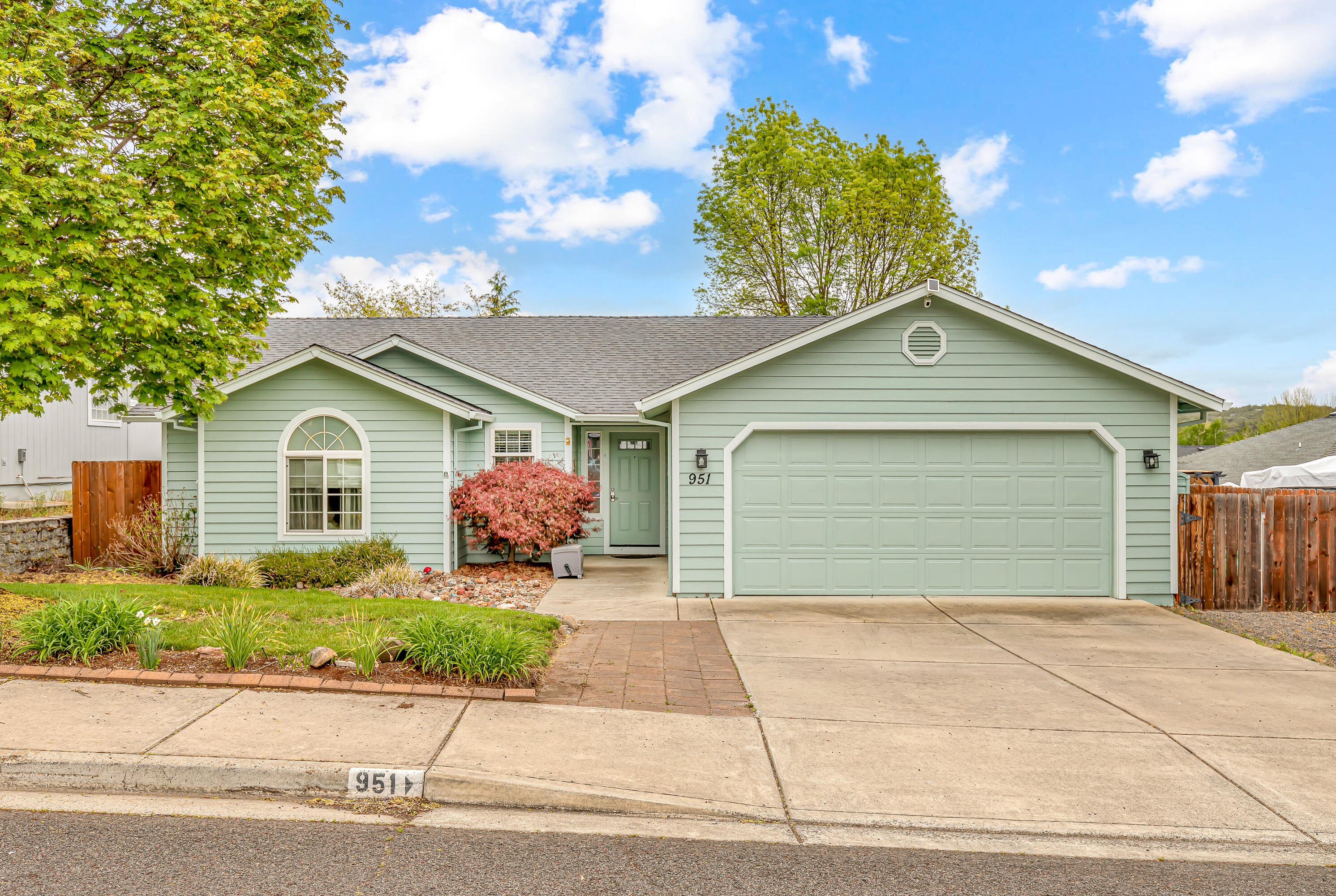 951 Ridgeview Drive Eagle Point, OR 97524 - Photo 1 of 37 FRONT