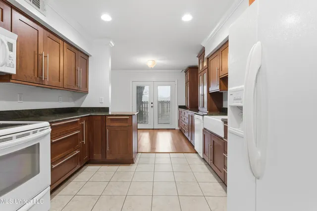 $415,000 | 527 Front Beach Drive, Unit 46, Ocean Springs, MS 39564