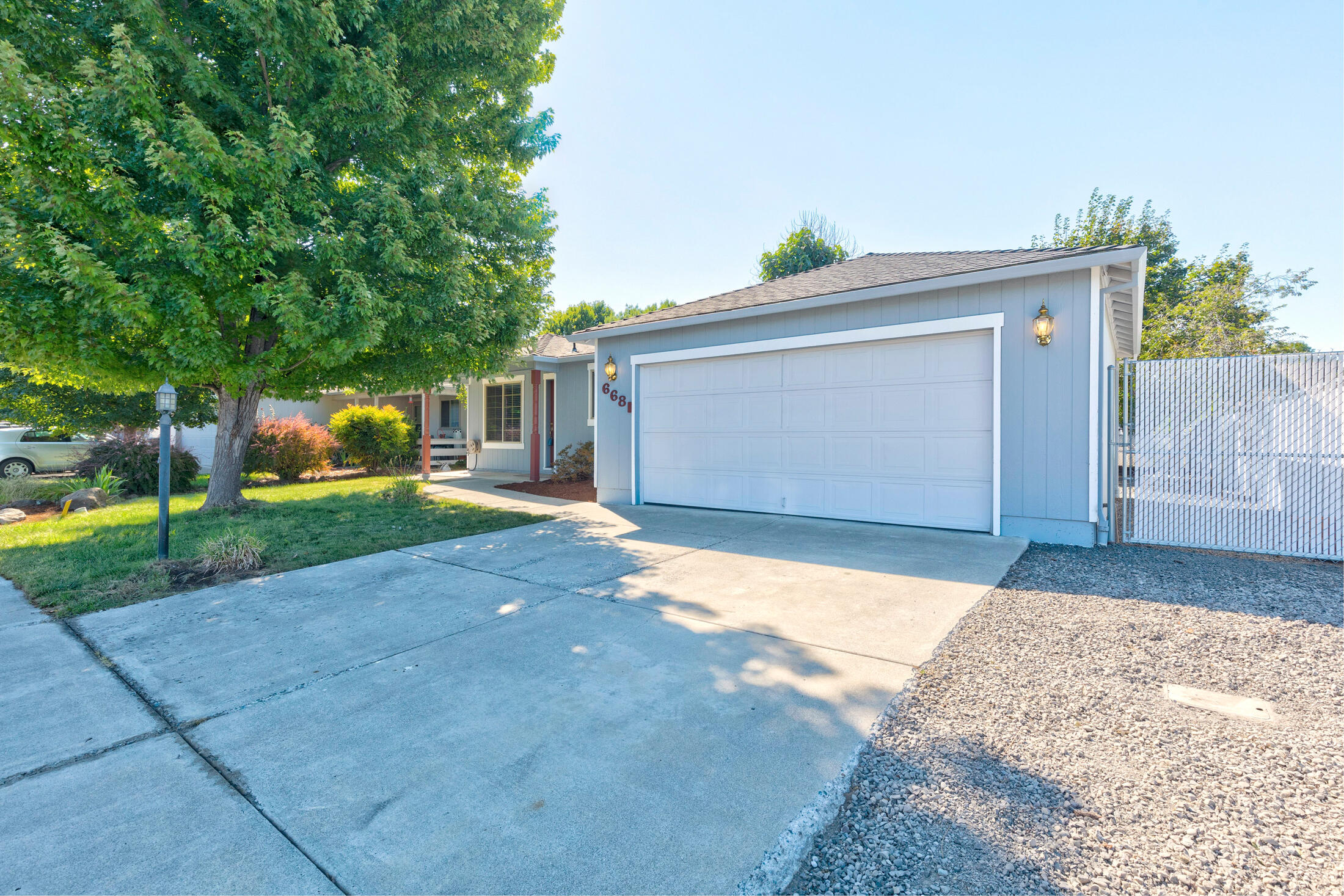 668 Andrea Way Eagle Point, OR 97524 - Photo 5 of 26 0R1A0893_4_5_6_7