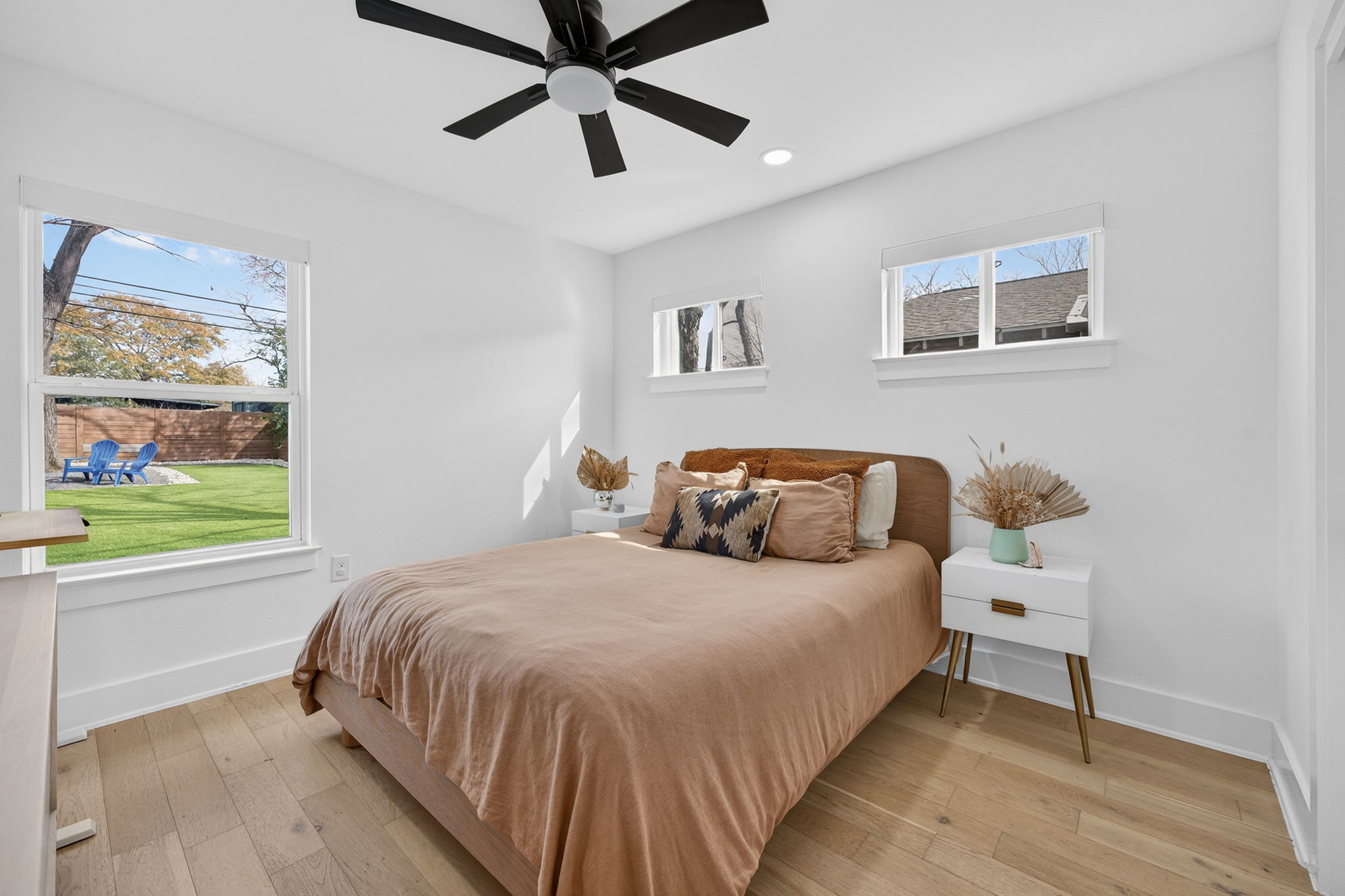 504 West Croslin Street Austin, TX 78752 - Photo 17 of 22 a bedroom with a bed and a painting on the wall