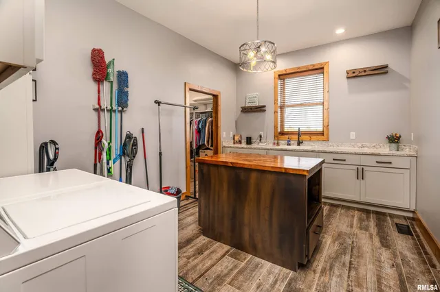 $975,000 | 1651 Sneed Road, Carbondale, IL 62902