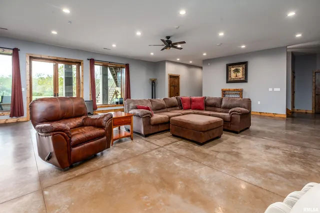 $975,000 | 1651 Sneed Road, Carbondale, IL 62902