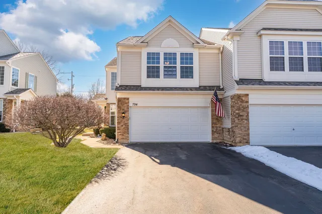 $300,000 | 794 Pointe Drive, Unit 794, Crystal Lake, IL 60014