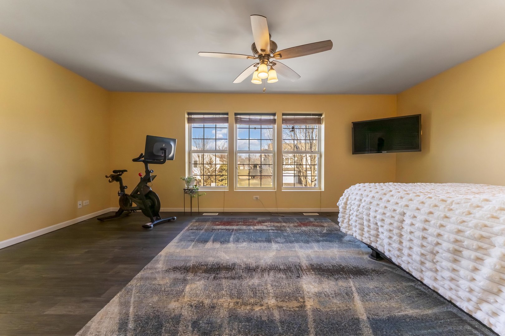 794 Pointe Drive, Unit 794 Crystal Lake, IL 60014 - Photo 11 of 20 a bedroom with a bed and a window