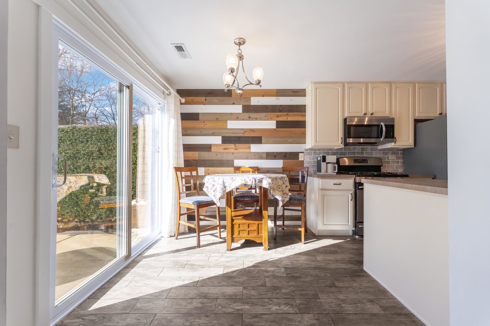 794 Pointe Drive, Unit 794 Crystal Lake, IL 60014 - Photo 8 of 20 a view of a kitchen with microwave and refrigerator