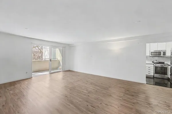 $628,000 | 100 Great Neck Road, Unit 4D, Great Neck, NY 11021