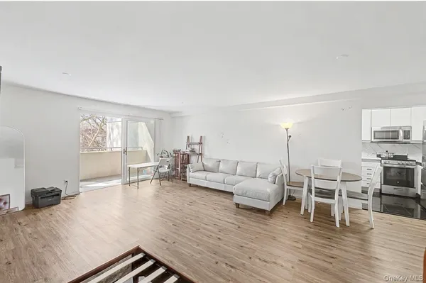 $628,000 | 100 Great Neck Road, Unit 4D, Great Neck, NY 11021