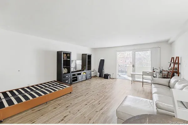 $628,000 | 100 Great Neck Road, Unit 4D, Great Neck, NY 11021