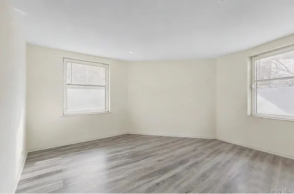 $628,000 | 100 Great Neck Road, Unit 4D, Great Neck, NY 11021