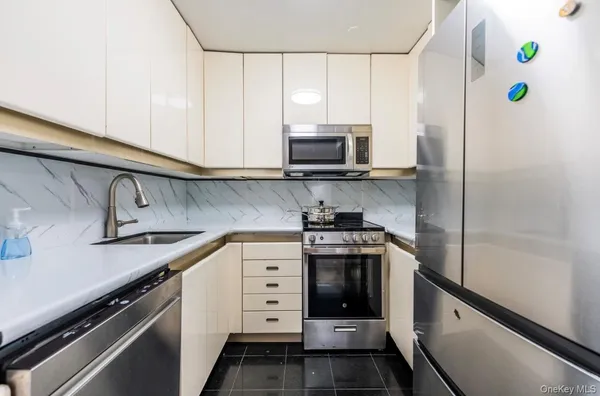 $628,000 | 100 Great Neck Road, Unit 4D, Great Neck, NY 11021