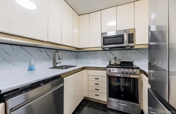 $628,000 | 100 Great Neck Road, Unit 4D, Great Neck, NY 11021