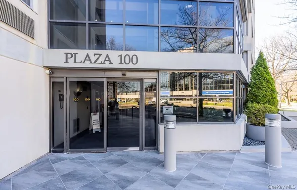 $628,000 | 100 Great Neck Road, Unit 4D, Great Neck, NY 11021