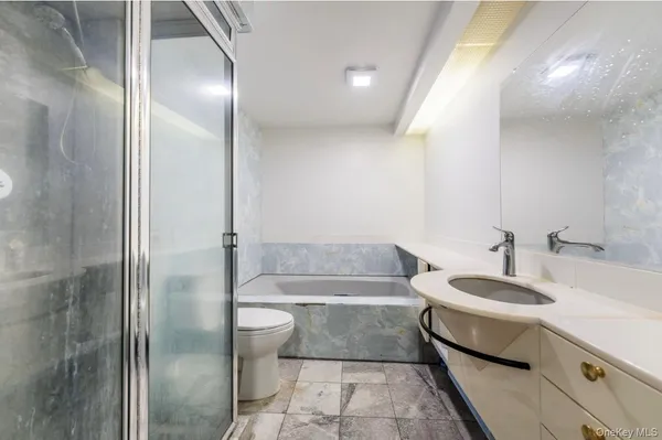 $628,000 | 100 Great Neck Road, Unit 4D, Great Neck, NY 11021